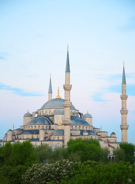 Puesta de sol sobre la famosa "Mezquita Azul" en Estambul —  Fotos de Stock