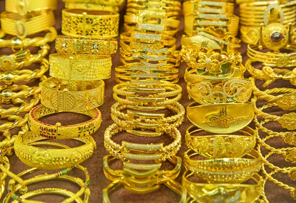 Pulseras de lujo y otras joyas — Foto de Stock