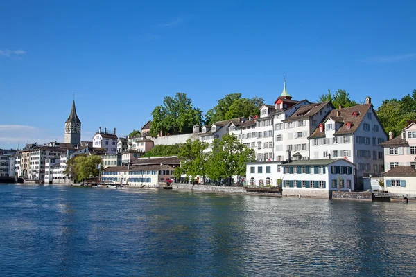 Limmat floden och Zurich kyrkor — Stockfoto