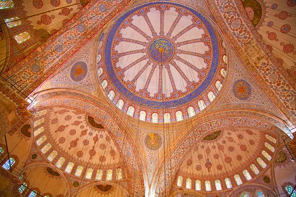 O interior da famosa "Mesquita Azul" em Istambul — Fotografia de Stock