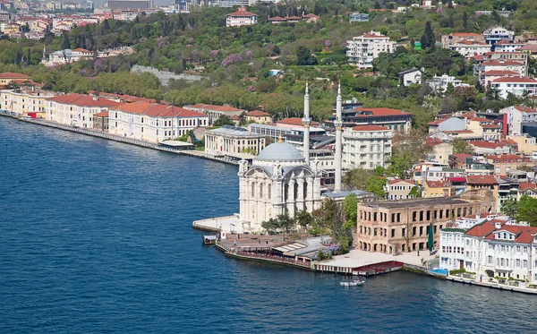 Famosa "mesquita Ortakoy" em Istambul — Fotografia de Stock