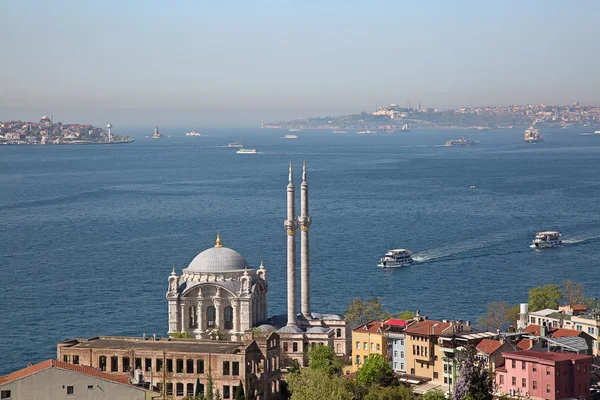 Famosa "mesquita Ortakoy" em Istambul — Fotografia de Stock