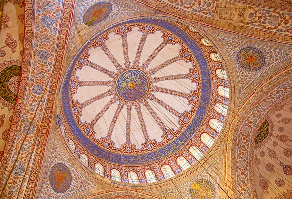 O interior da famosa "Mesquita Azul" em Istambul — Fotografia de Stock