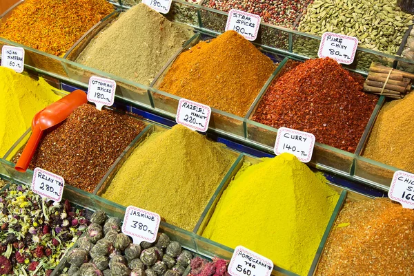 Färgstarka kryddor i Dubai — Stockfoto