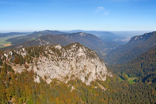 Bellissimo paesaggio delle montagne del Giura roccioso — Foto Stock