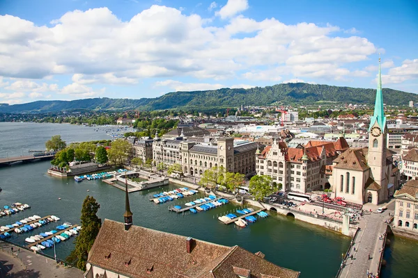 Limmat sungai dan gereja Zurich — Stok Foto