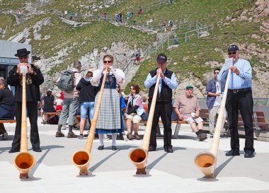 İsviçre bayrağı makinesi Pilatus üstüne