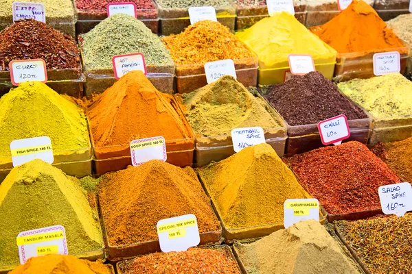 Gewürze und Tees auf dem Markt in Istanbul — Stockfoto