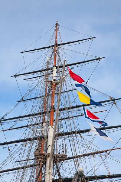 Naar boven bekijken van het oude schip masten — Stockfoto