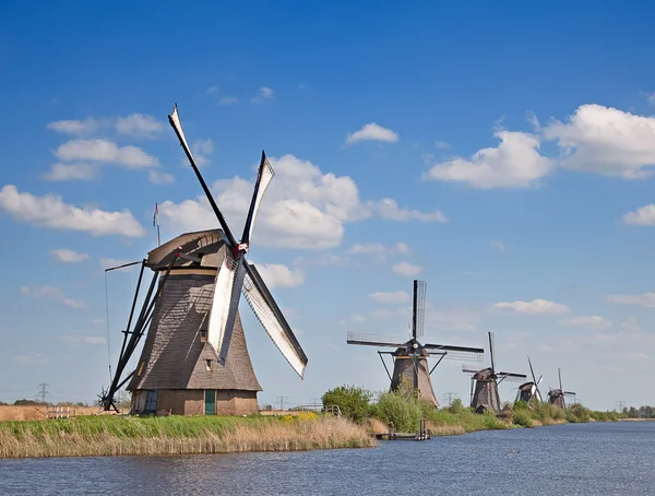 Zabytkowe wiatraki w pobliżu Kinderdijk — Zdjęcie stockowe