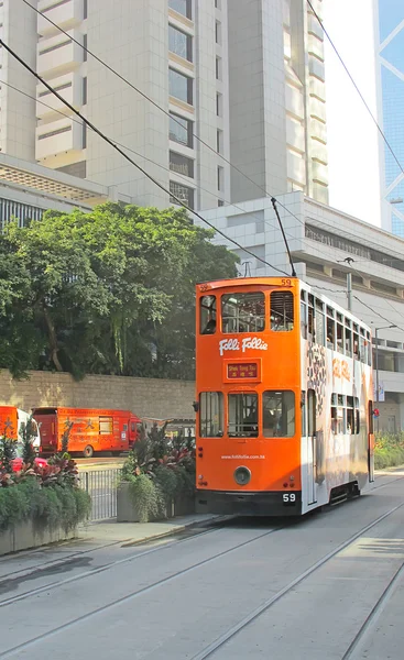 Tunnistamattomat ihmiset käyttävät raitiovaunua Hongkongissa — kuvapankkivalokuva