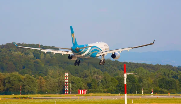 Airbus A330 Oman Air in Zurich airport — Stock Photo, Image