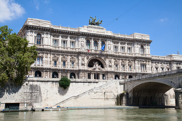 Здание суда в центре Рима
