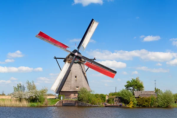 Antico mulino a vento vicino Kinderdijk — Foto Stock