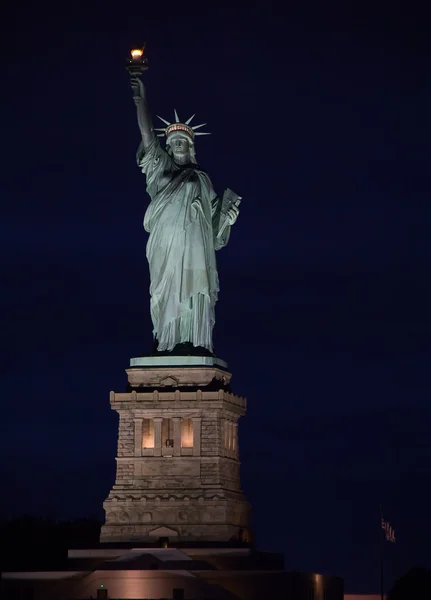 Άγαλμα της Ελευθερίας μετά το ηλιοβασίλεμα — Φωτογραφία Αρχείου