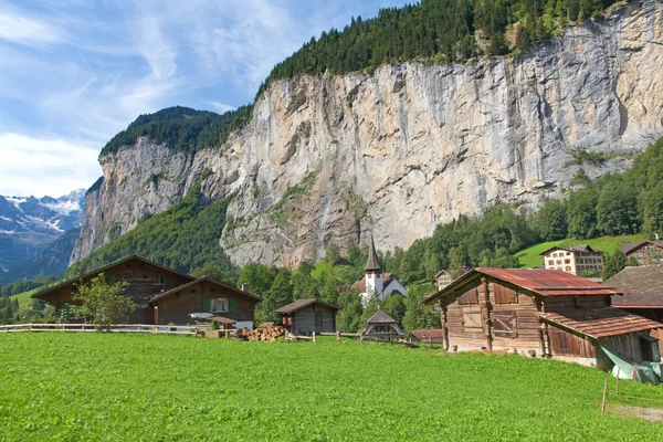 Aldeia Lauterbrunnen em alpes suíços — Fotografia de Stock
