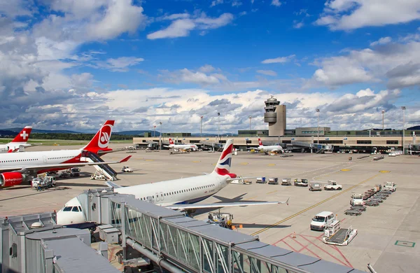 Flugzeuge bereiten sich in Zürich auf den Start vor — Stockfoto