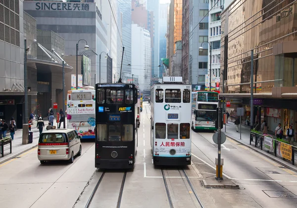 Tunnistamattomat ihmiset käyttävät raitiovaunua Hongkongissa — kuvapankkivalokuva