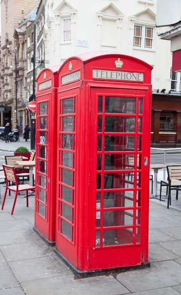 Czerwone budki telefoniczne w Londynie — Zdjęcie stockowe