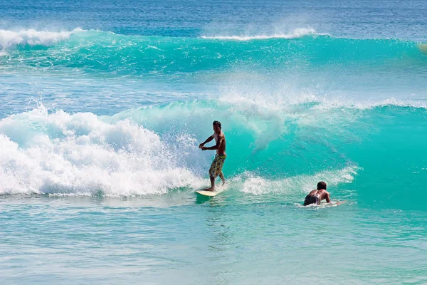 Uomini che navigano sulle onde, Bali, Indonesia . — Foto Stock