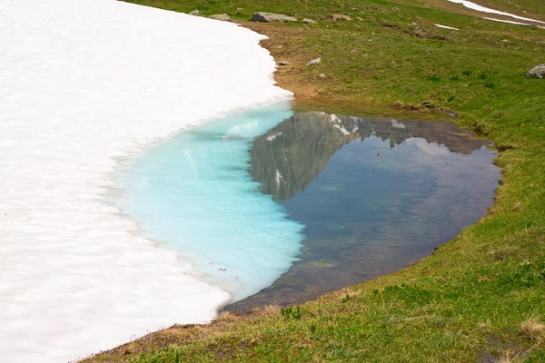 Montagne rocciose vicino al ghiacciaio del Rodano — Foto Stock