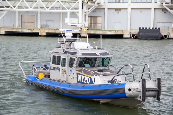 Barco da polícia saindo do cais em Nova York — Fotografia de Stock