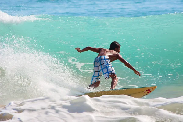 Om surfing valuri, Bali, Indonezia . — Fotografie, imagine de stoc