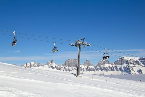 Typisch Zwitserse seizoen winterlandschap — Stockfoto