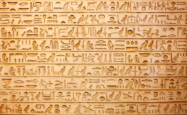 Egyptiska hieroglyfer på väggen — Stockfoto