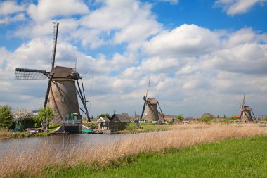 Doğal yakınındaki antik yel değirmenleri