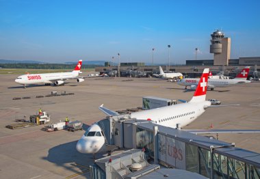 airplanes in Zurich airport
