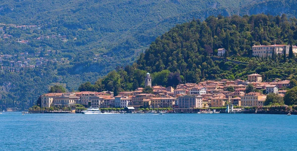 Comosjön och Cernobbio stad — Stockfoto