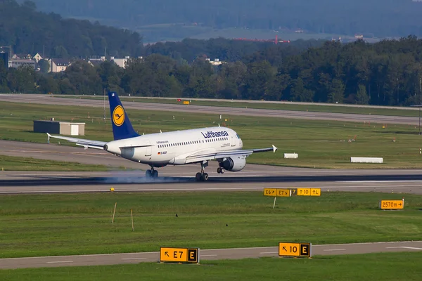 Vliegtuig landing in Zürich airport — Stockfoto