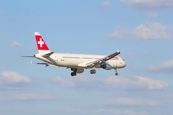 Самолёт приземляется в аэропорту Цюриха — стоковое фото