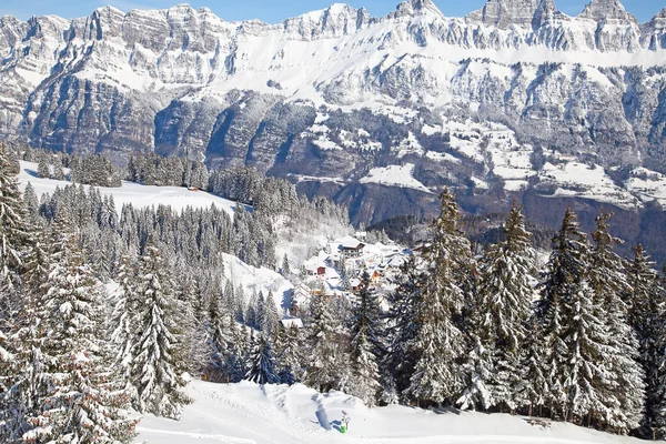 Invierno en los Alpes suizos — Foto de Stock