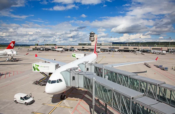 Αεροπλάνα στο αεροδρόμιο Ζυρίχης — Φωτογραφία Αρχείου
