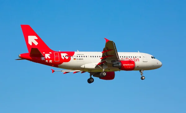 Airbus landing in Zurich airport — Stockfoto