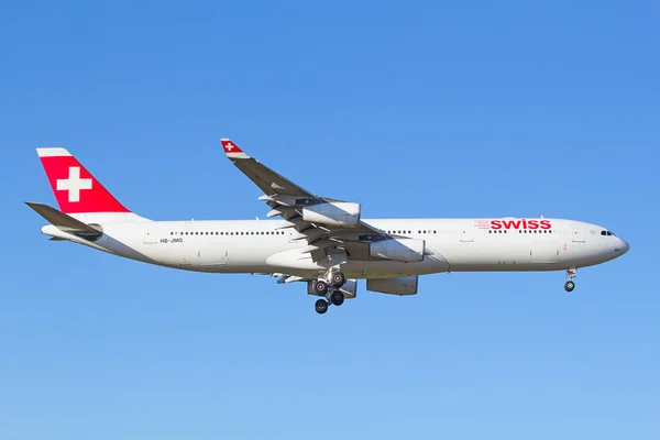 Samolot pasażerski lądowania na lotnisku w Zurychu — Zdjęcie stockowe