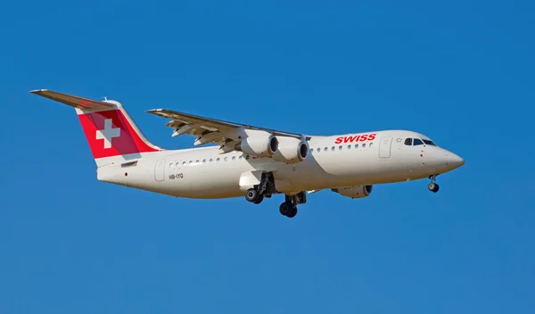 Letadlo přistání v Letiště v Curychu — Stock fotografie