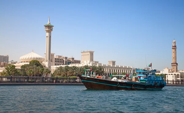 Barco de ferry em Dubai Creek — Fotografia de Stock