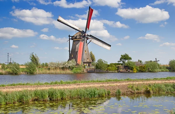 Starożytny wiatrak w pobliżu Kinderdijk — Zdjęcie stockowe