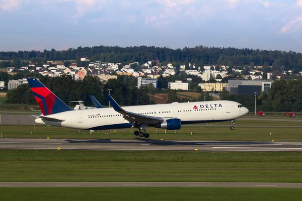 Boeing landing in Zürich — Stockfoto