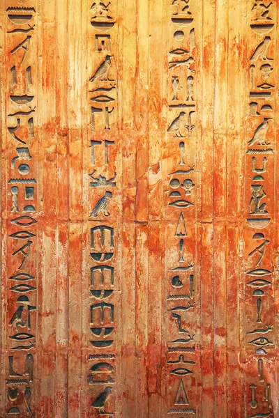 Hiéroglyphes égyptiens sur le mur — Photo