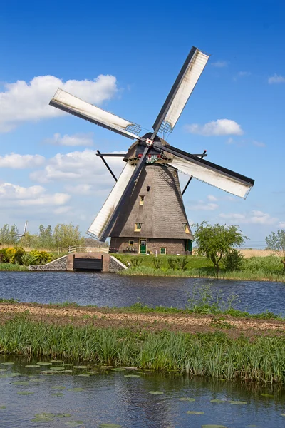 Starożytny wiatrak w pobliżu Kinderdijk — Zdjęcie stockowe