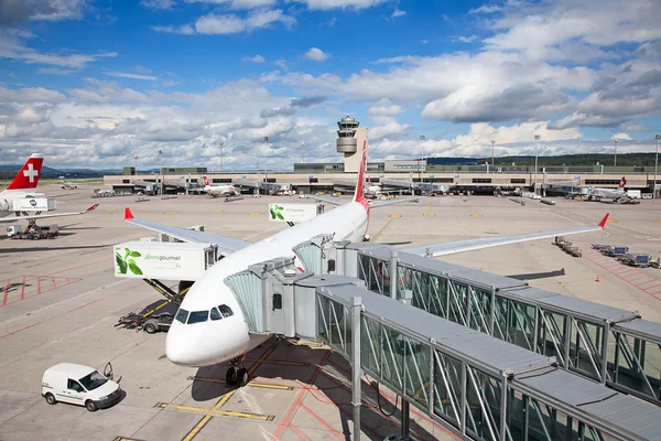 Самолеты в аэропорту Цюриха — стоковое фото