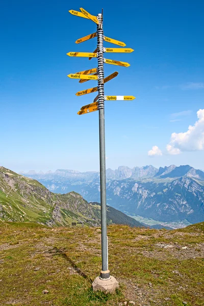 在瑞士的阿尔卑斯山徒步旅行 — 图库照片