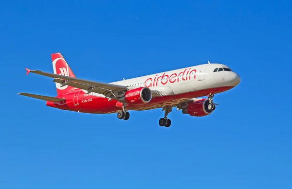 Passagierflugzeug landet auf Flughafen Zürich — Stockfoto