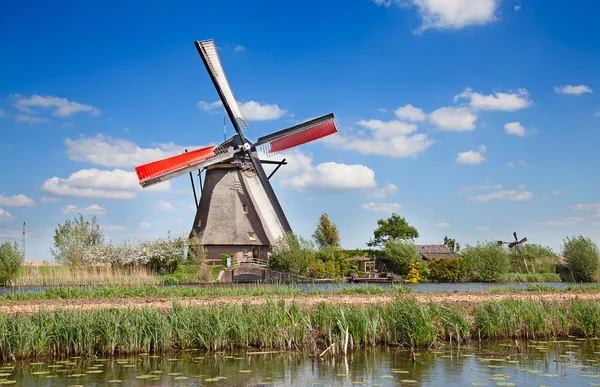 Starověké větrný mlýn nedaleko Kinderdijk — Stock fotografie