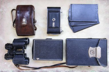 Hafif arka planda bavulları olan antika kameralar. Üst görünüm