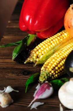 Taze sebzelerle dolu bir hayat. Yakın plan. Seçici odak.